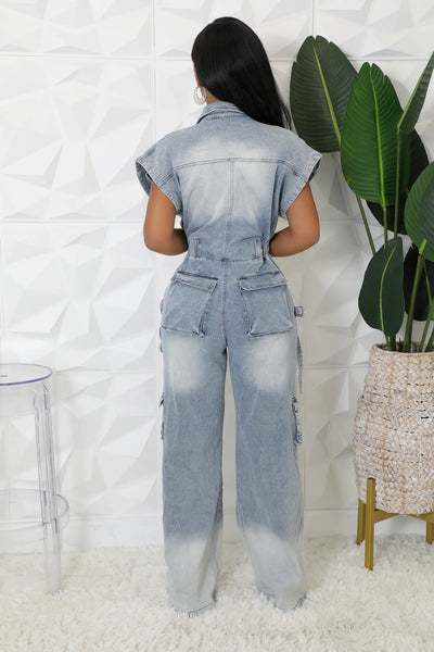 COLLAR BUTTON CLOSURE CARGO DENIM JUMPSUIT (DENIM)