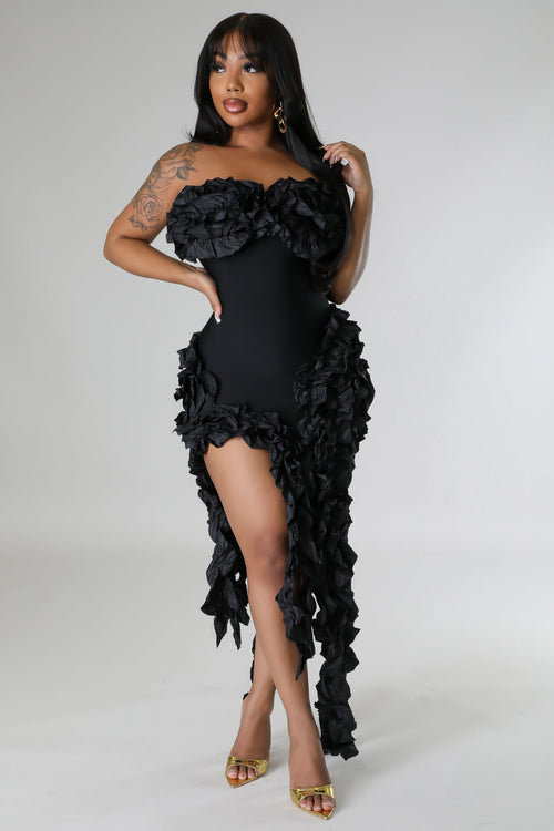 STRAPLESS RUFFLE ACCENT BANDAGE DRESS (BLACK)