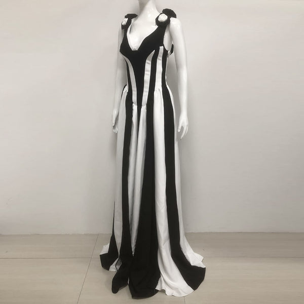 REINE V-NECK 3D FLOWERS BANDAGE CORSET MAXI DRESS (BLACK/WHITE)