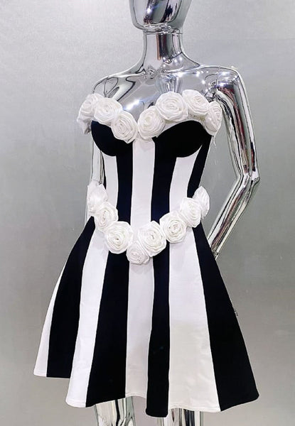 STRAPLESS FLORAL APPLIQUE MINI BANDAGE DRESS (BLACK/WHITE)